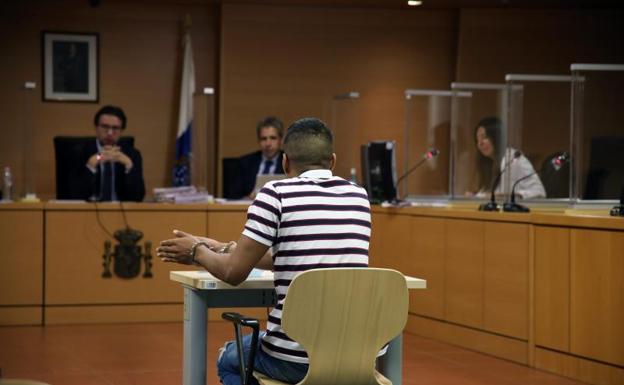 Acepta 12 años y 3 meses de cárcel por quitar el arma a un policía en Arrecife y disparar