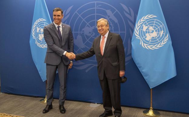 El presidente español, Pedro Sánchez, saluda al secretario general de Naciones Unidas, António Guterres, este lunes en la sede de la ONU./s. yenesel / efe