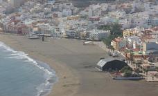 El Ayuntamiento cierra la playa de Gran Tarajal al baño por temor a una fuga del emisario
