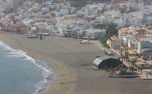 El Ayuntamiento cierra la playa de Gran Tarajal al baño por temor a una fuga del emisario