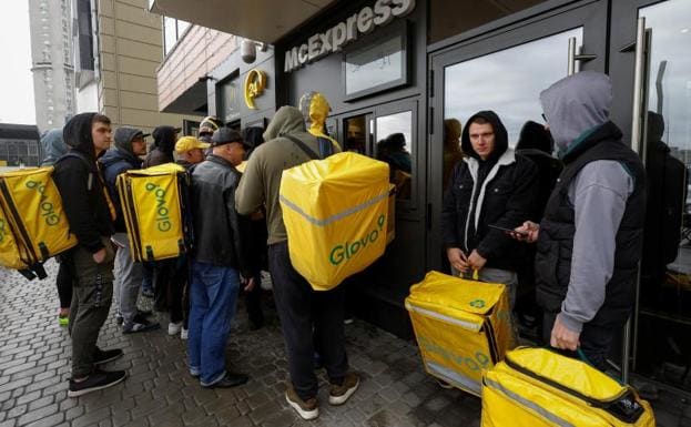 Trabajadores de Glovo, recogiendo comida en un McDonald's. /foto: REUTERS | vídeo: ep