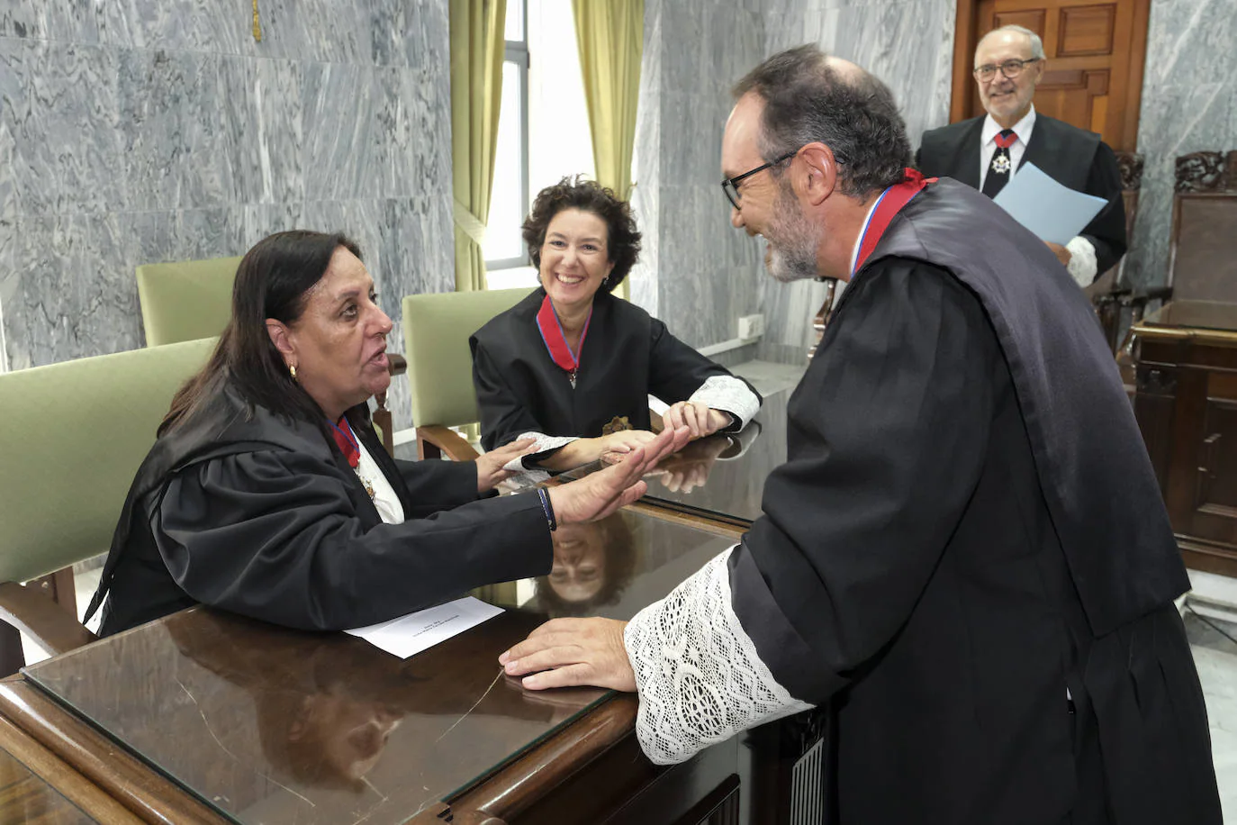 María Farnés conversa con Vieira en presencia de Beatriz Sánchez y Vicente Garrido. 