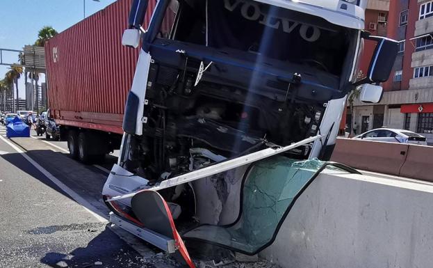 Mantienen cerrado un carril de la Avenida Marítima, sentido norte, por el accidente de camión