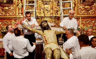 El Santo Cristo regresa al cielo de la Basílica de San Juan
