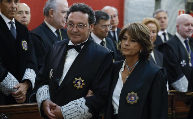 El nuevo fiscal general del Estado, Álvaro García Ortiz, y su predecesora en el cargo, Dolores Delgado, antes de su toma de posesión del cargo en el Tribunal Supremo en Madrid. /Efe