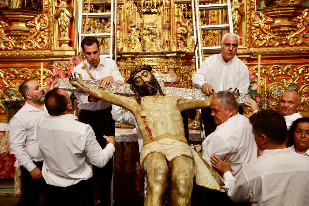 El Santo Cristo regresa al cielo de la Basílica de San Juan
