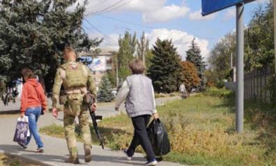 Denuncian presiones de rusos armados en los referendos de anexión convocados en las zonas ocupadas