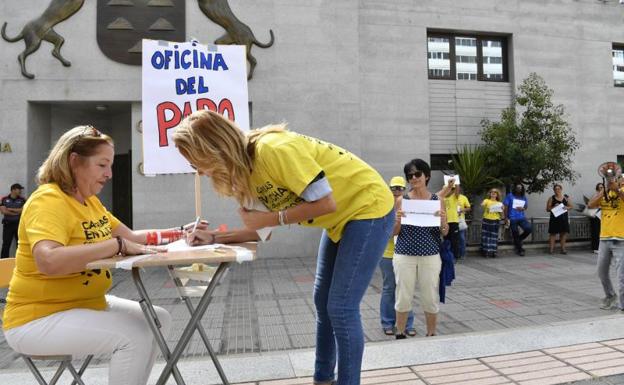 Los interinos protestan «en la cola del paro»