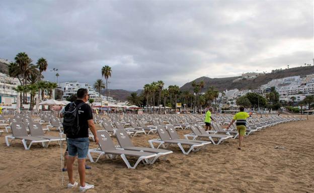 Mogán denuncia el «total abandono» de la playa de Puerto Rico