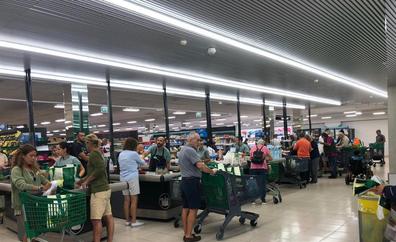 Compras masivas en los supermercados ante un fin de semana encerrados en casa