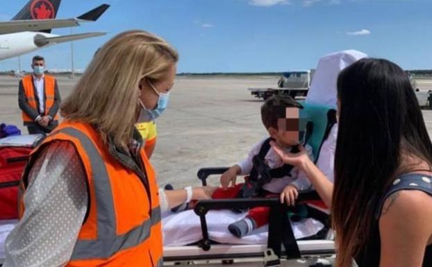El pequeño Mateo ya está en Barcelona para ser tratado de su enfermedad