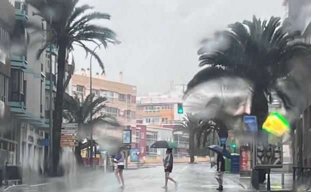 La lluvia descarga con intensidad en las islas