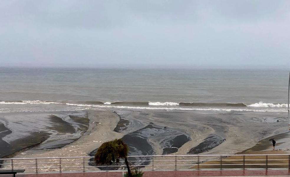 El barranco de La Ballena desemboca con fuerza en Las Canteras