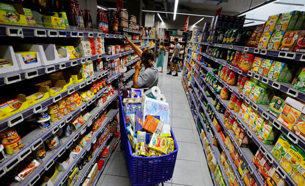 La subida récord de precios reduce el ahorro en alimentación a mil euros