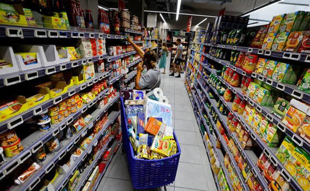 La subida récord de precios reduce el ahorro en alimentación a mil euros