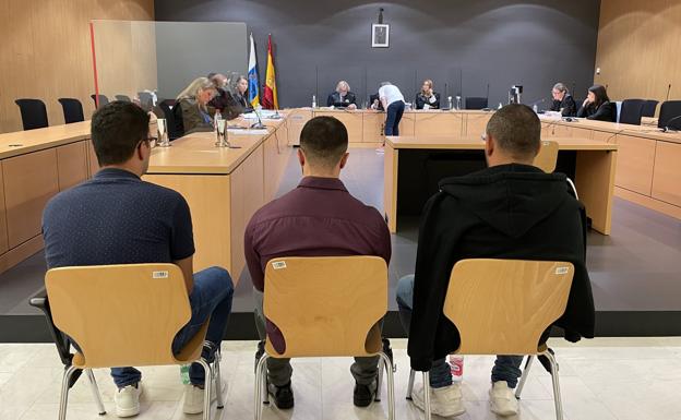 La fiscal baja la petición de pena a uno de los acusados de abusar de una menor