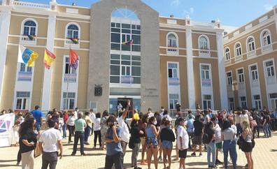 La plantilla de Adislan mantiene la huelga indefinida, a expensas de la implicación del Cabildo