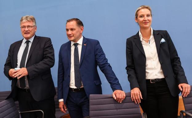 El copresidente del partido de derecha Alternativa para Alemania, Tino Chrupalla (centro), la vicepresidenta, Alice Weidel (derecha), y Joerg Meuthen (izquierda), en una conferencia en Berlín.