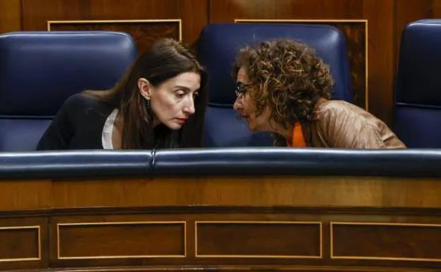 La ministra de Justicia, Pilar Llop, y la de Hacienda, María Jesús Montero, este miércoles en el Congreso./EFE