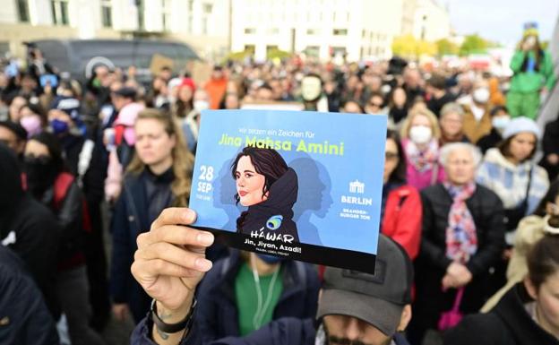 Manifestación en Berlín este miércoles para condenar la muerte de Mahsa Amini. 