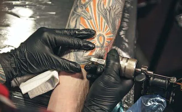 Los tatuajes aguijonean nuestro sistema inmunitario: estos son sus riesgos para la salud