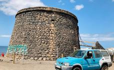 La torre defensiva de El Cotillo vuelve a su estado natural tras el acto vandálico