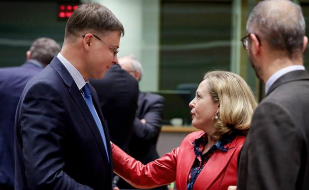 Calviño charla con el comisario de Comercio, Valdis Dombrovskis, en un encuentro en Bruselas.