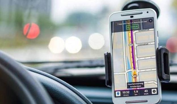 Las distracciones al volante por el uso de móviles y GPS ocasionan el 32% de los accidentes mortales