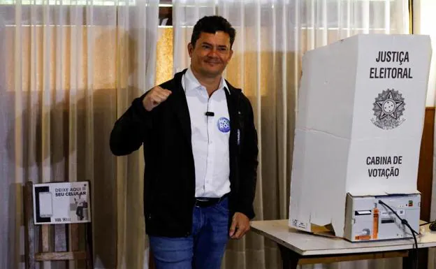 Sergio Moro, en el colegio electoral al que acudió para depositar su voto. 