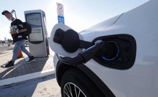 California autoriza la venta de «gasolina de invierno» para bajar los precios