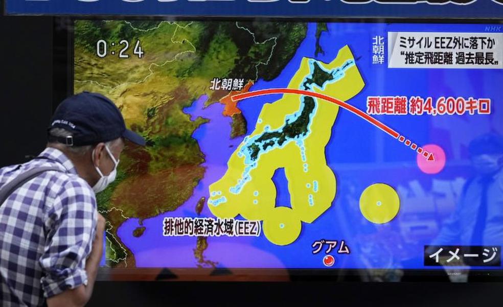 Japón pide a sus ciudadanos que se refugien al sobrevolar un misil norcoreano su espacio aéreo