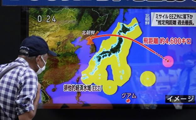 Japón pide a sus ciudadanos que se refugien al sobrevolar un misil norcoreano su espacio aéreo
