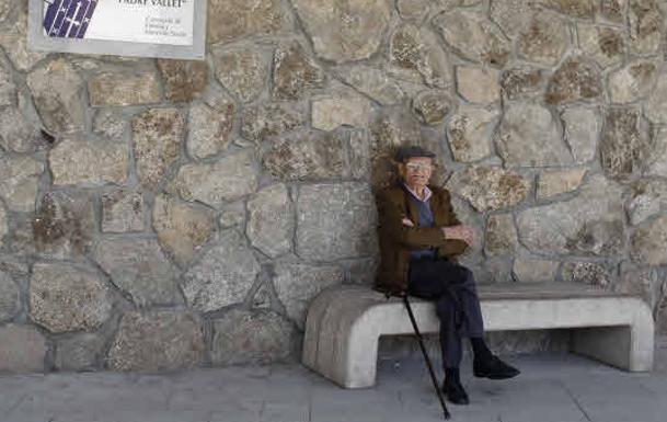Un jubilado sentado en un banco. /ARCHIVO