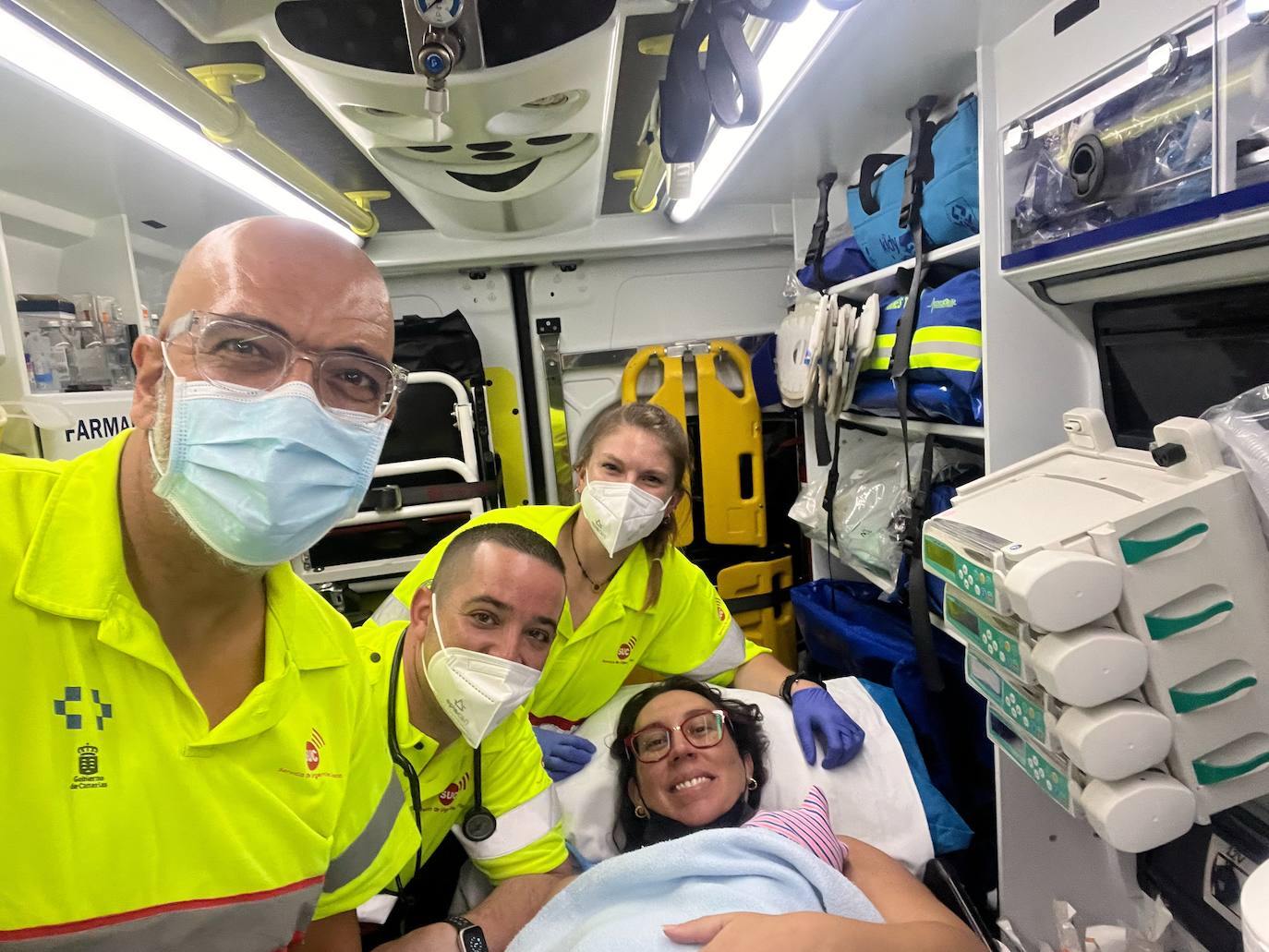 Una mujer da a luz en una ambulancia de camino al hospital en Tenerife