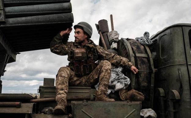 Un soldado ucraniano subido a un lanzacohetes múltiple BM-21 'Grad' en Járkov. /AFP