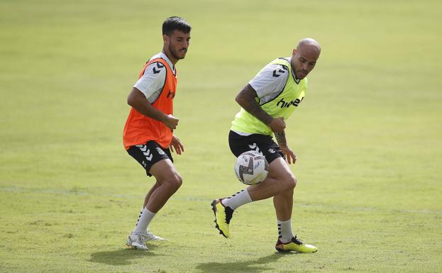 Sandro Ramírez, junto a Fabio, este miércoles en Barranco Seco. 