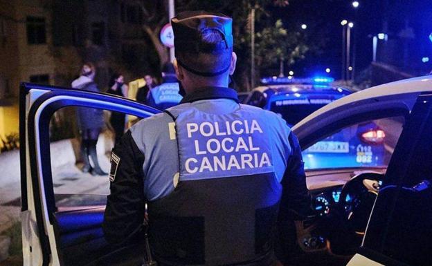 Amenaza con un machete a varias personas en un bar en Tenerife