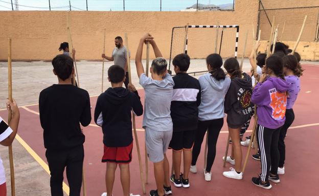 Una unidad didáctica acercará a los IES el juego del garrote