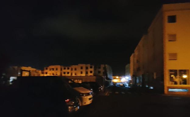 El barrio de Las Salinas, a oscuras por deficiencias en la renovación del alumbrado