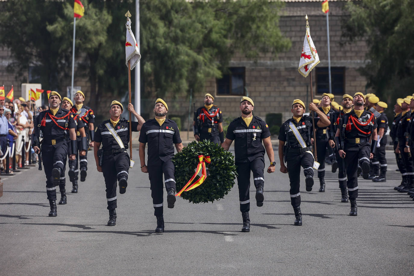 Desfile de la UME por la festividad de su patrona, la Virgen del Rosario