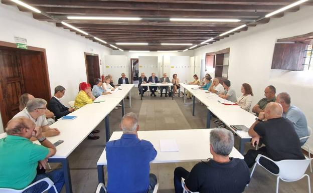 El Diputado del Común se reúne con asociaciones de afectados por el volcán de La Palma