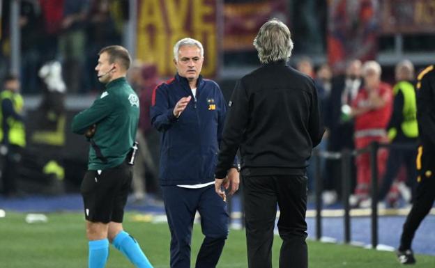 José Mourinho se dirige a saludar a Manuel Pellegrini tras la derrota sufrida por la Roma ante el Betis. 