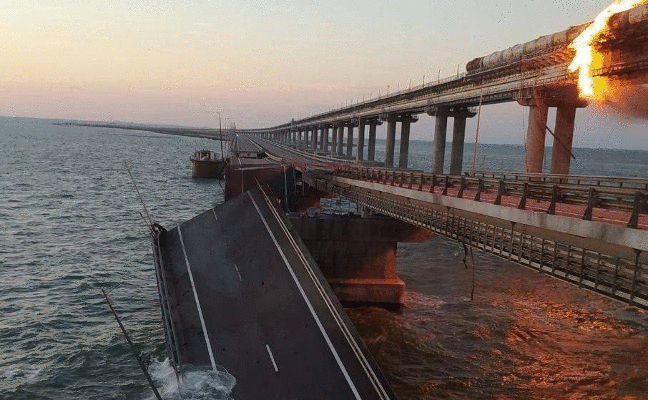 Una explosión destruye parte del puente estratégico que enlaza Rusia con Crimea
