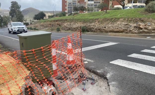 El Ayuntamiento recula y avisa al Cabildo de que arreglará el semáforo