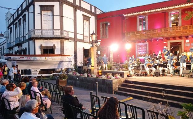 Moya participa en el 90 aniversario del bote Poeta Tomás Morales