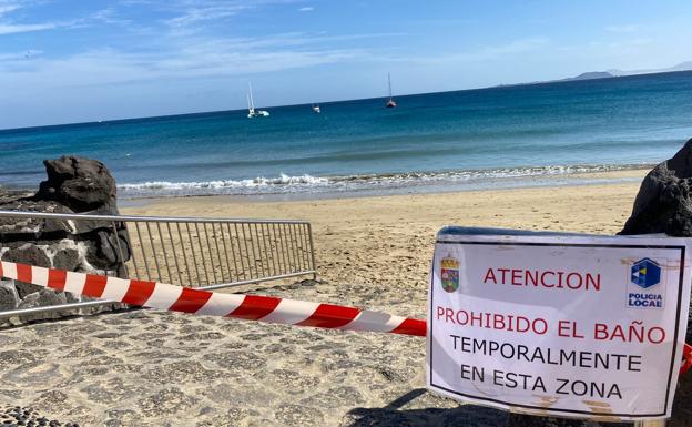 Yaiza ultima reabrir la zona de Playa Blanca afectada con un vertido