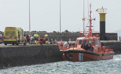 Hallan el cadáver de una mujer en el rescate de 56 migrantes en Fuerteventura