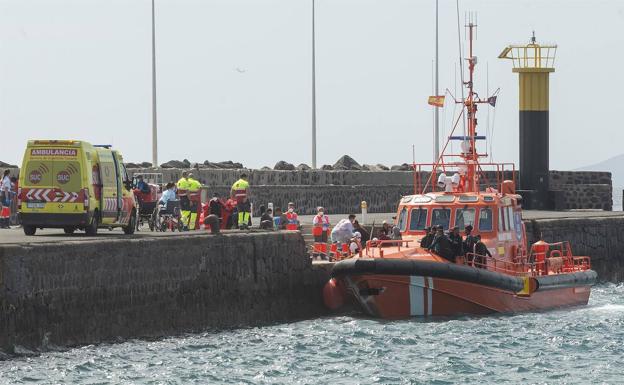 Hallan el cadáver de una mujer en el rescate de 56 migrantes en Fuerteventura