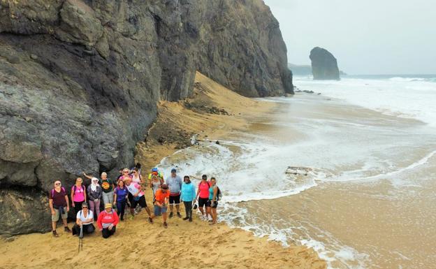 Antigua enseña el Roque del Moro a sus senderistas