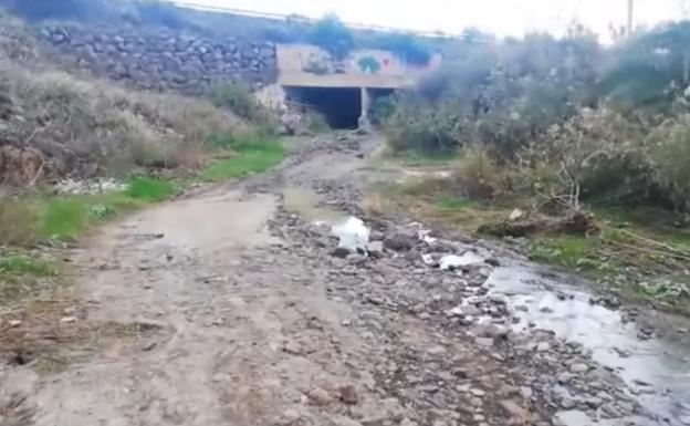 El barranco de Tamaraceite se cubre de aguas fecales